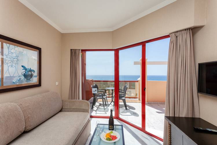 Habitación junior suite vista piscina/mar Village Hotel Benalmádena